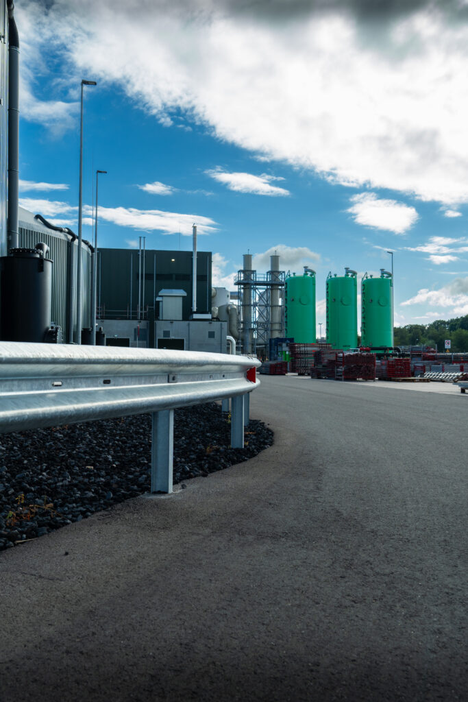 Vangrail met vangrail palen geplaatst in industriële omgeving