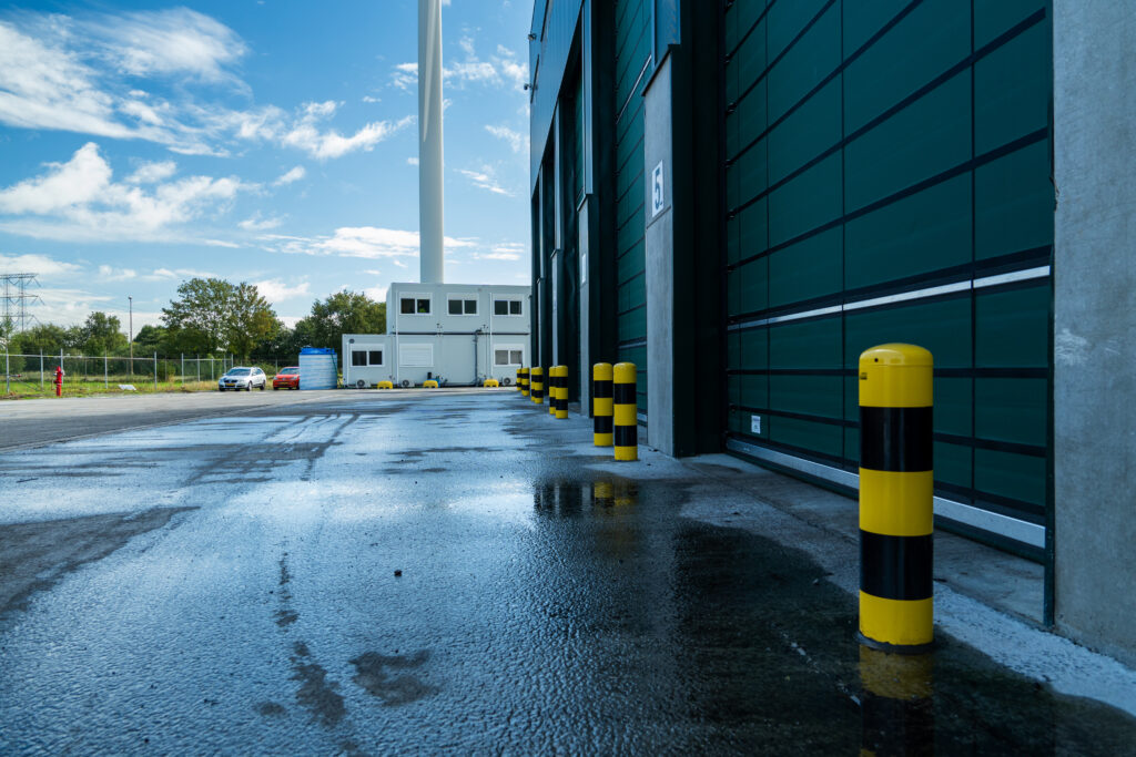 Anti-rampaal als aanrijdbeveiliging paal bij bedrijfspand