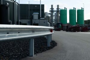 Stalen vangrail type A met bocht van Aanrijdbeveiliging Nederland