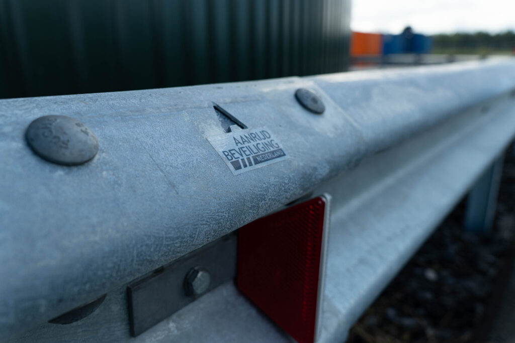 Geplaatste vangrail als aanrijdbeveiliging op industrieterrein
