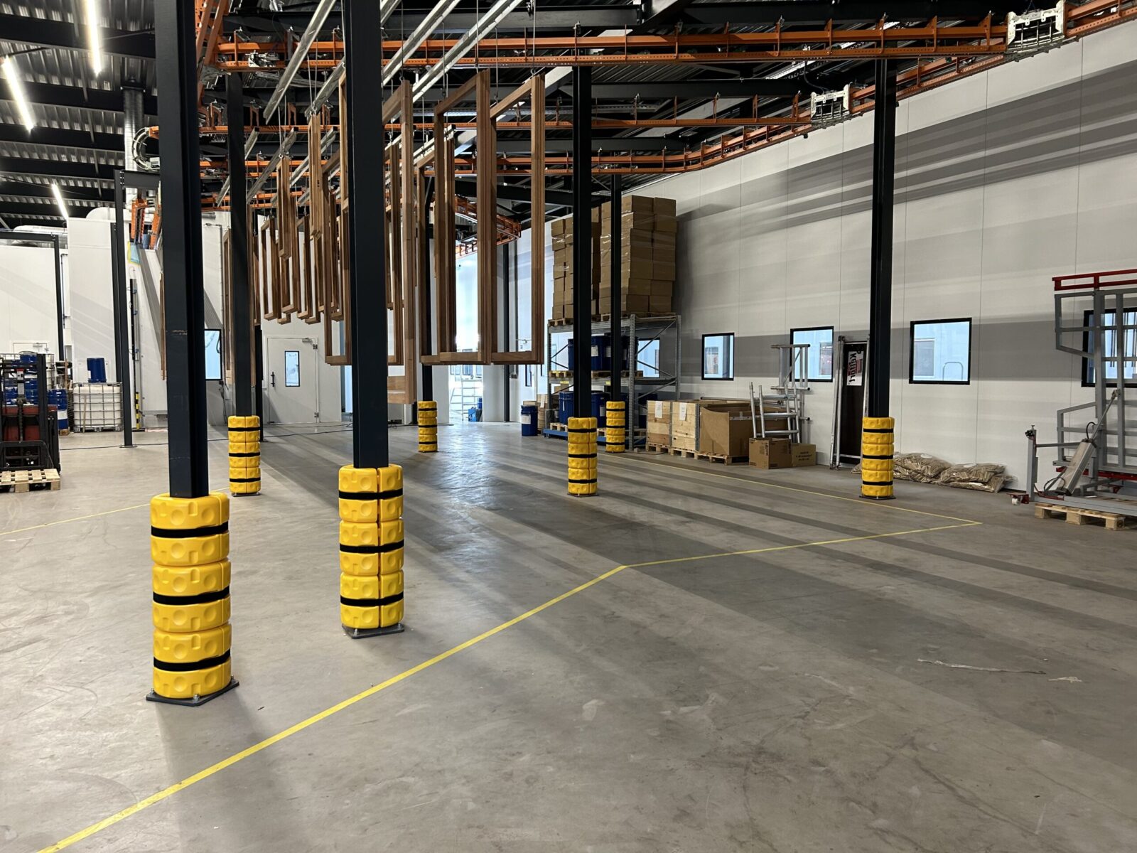 Kunststof kolombeschermers van Aanrijdbeveiliging Nederland bij Koninklijke Bam Groep