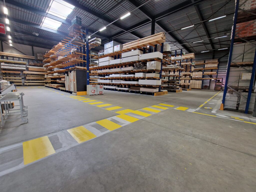 Belijning in magazijn van Vd Pol Bouwen en Wonen, verzorgd door Aanrijdbeveiliging Nederland